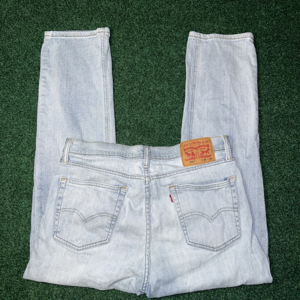 541‎ Levi's Light Wash Men's Size 33x30 Straight Leg W45